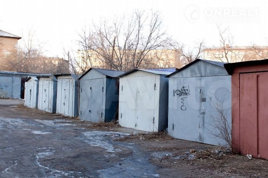 Старый металлический гараж