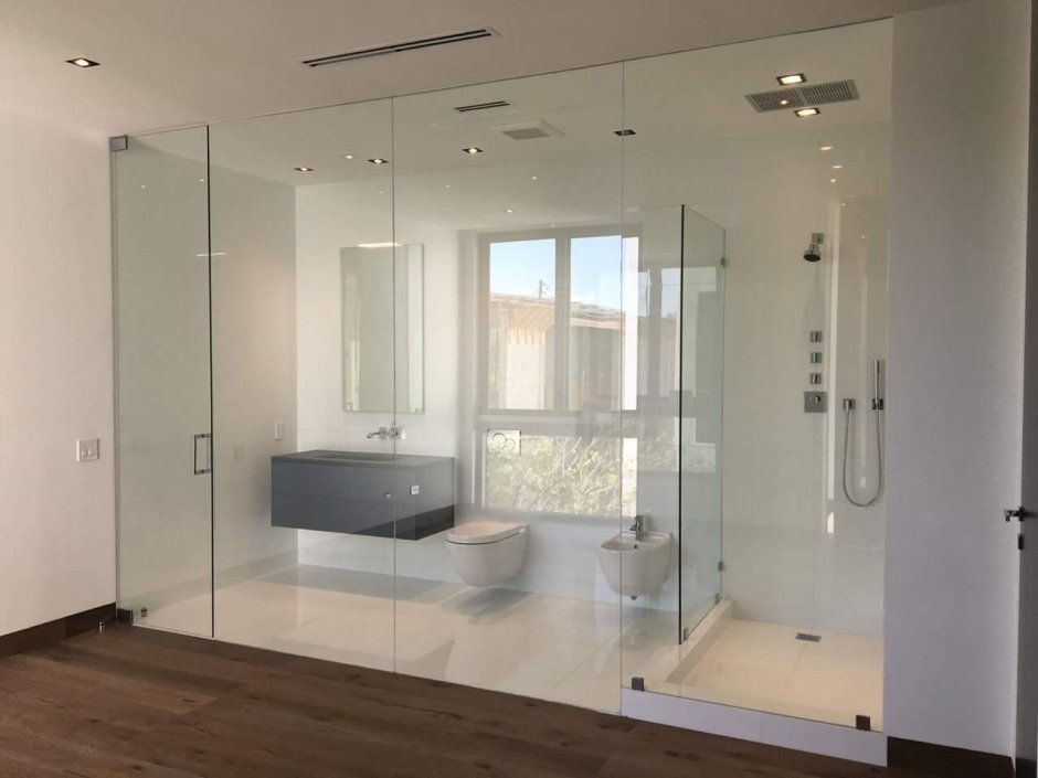 Стеклянные перегородки для ванной комнаты