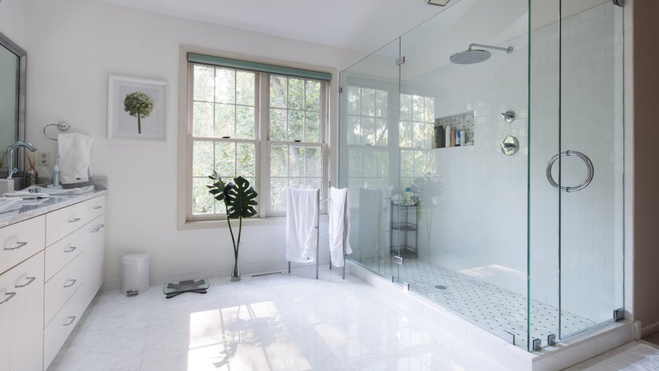 Интерьер ванной комнаты с душевой кабиной и ванной