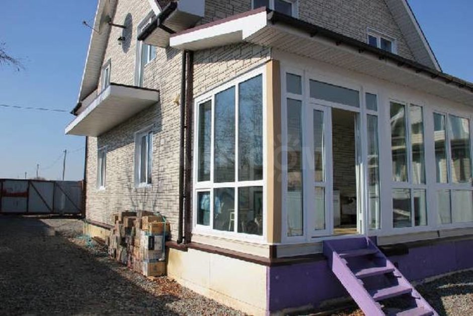 Двухэтажный дом с верандой