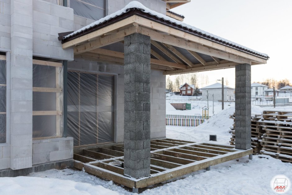 Барбекю на веранде пристроенной к дому