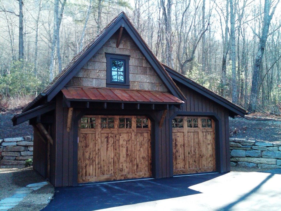 Красивый деревянный гараж