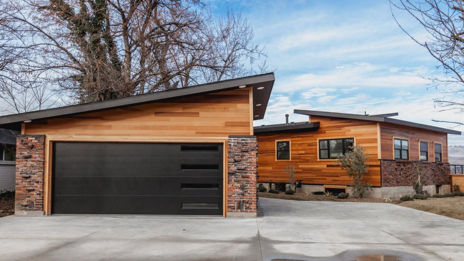 Двухэтажный гараж с односкатной крышей