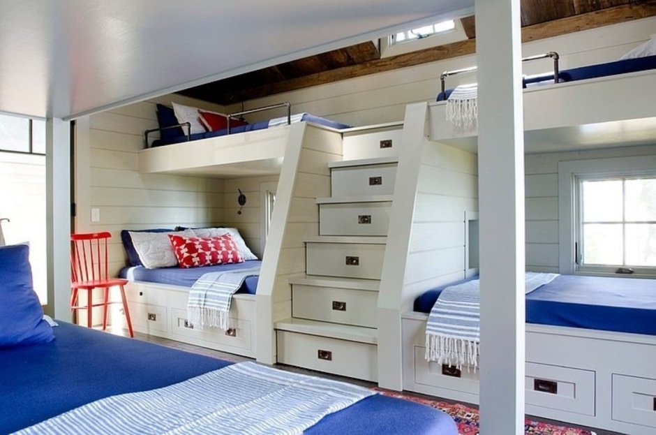 Двухъярусная кровать для детей в маленькой комнате