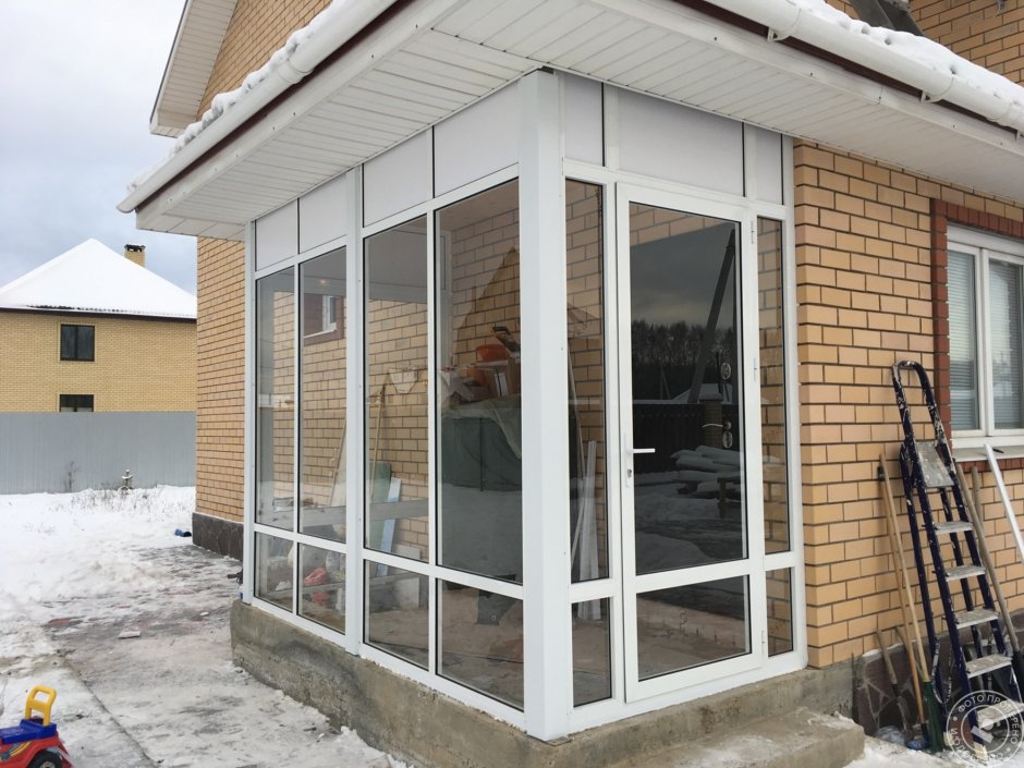 Веранда из пластиковых окон пристроенная к дому