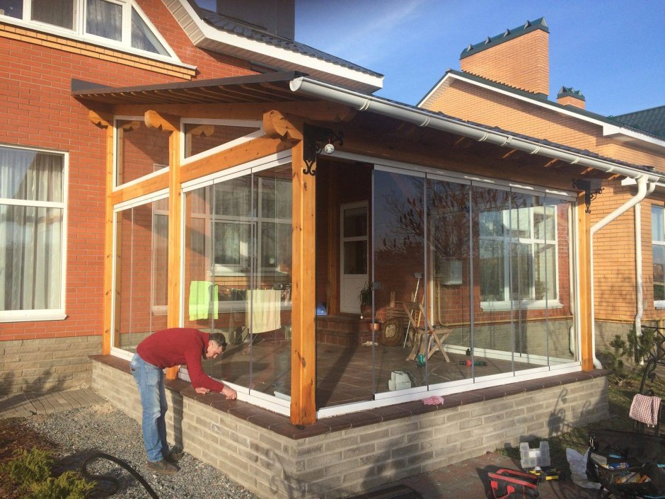 Веранда к дому с окнами из поликарбоната