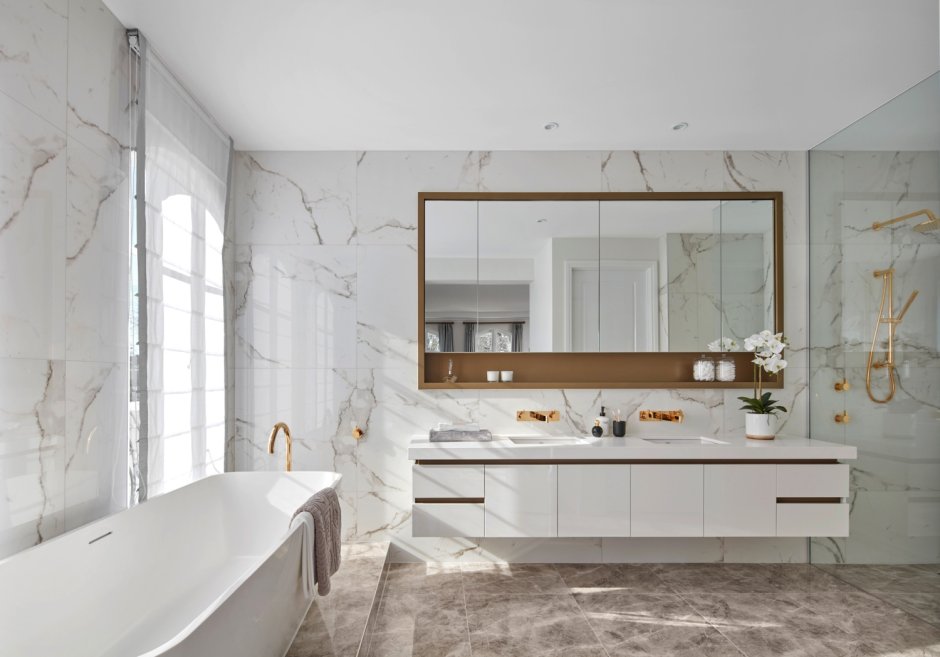 Интерьер ванной комнаты 2022 белый/дерево