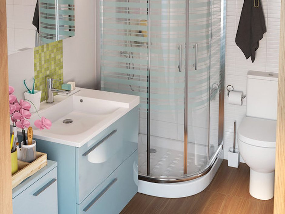 Маленькая ванная комната с душевой кабиной