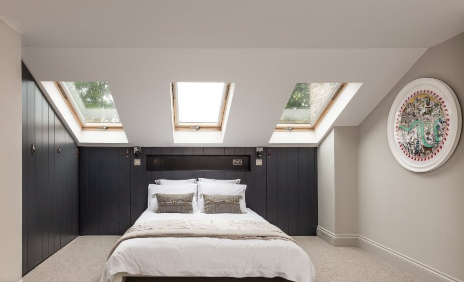 Потолок в спальне с мансардной крышей