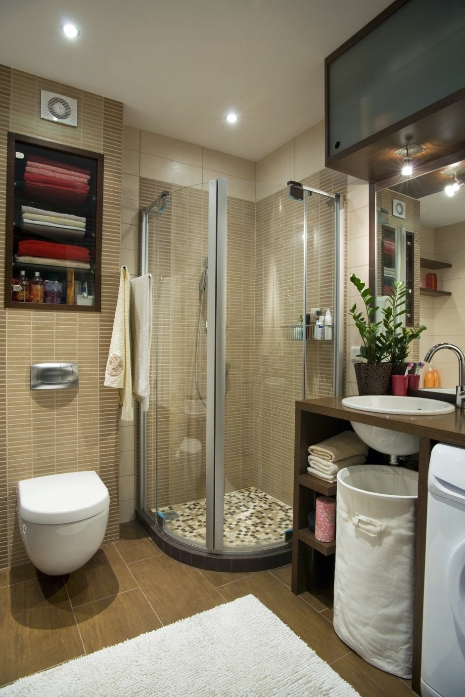 Ванная комната с душевой кабиной из плитки