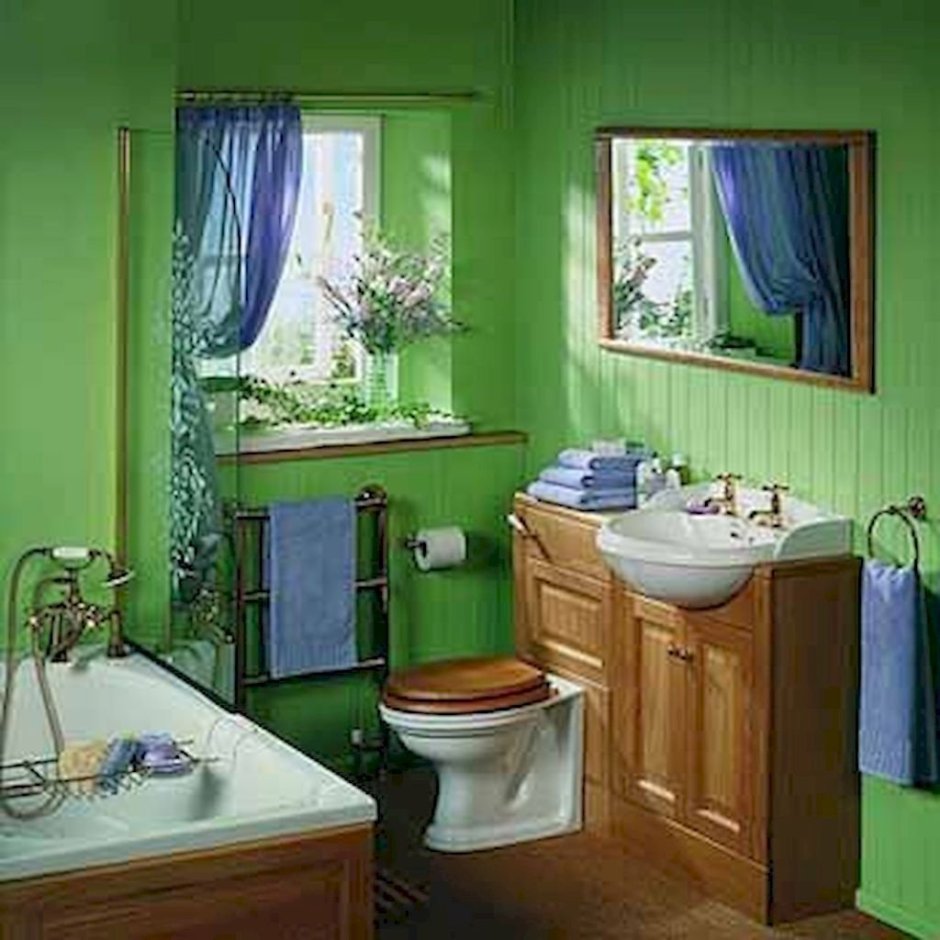 Зеленая ванная комната в деревянном доме