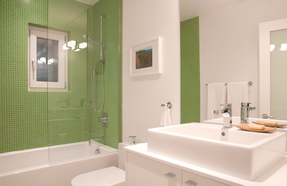 Маленькая ванная с зеленой стеной