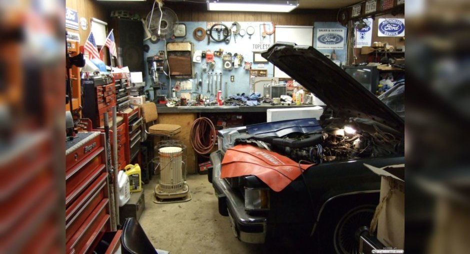 Машину ремонтируют в гараже
