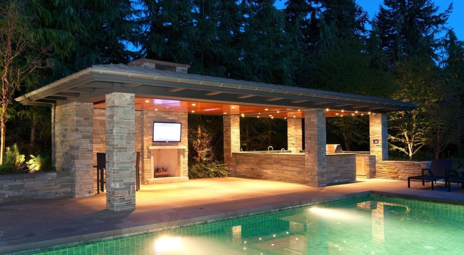 Красивые бани с террасой и барбекю