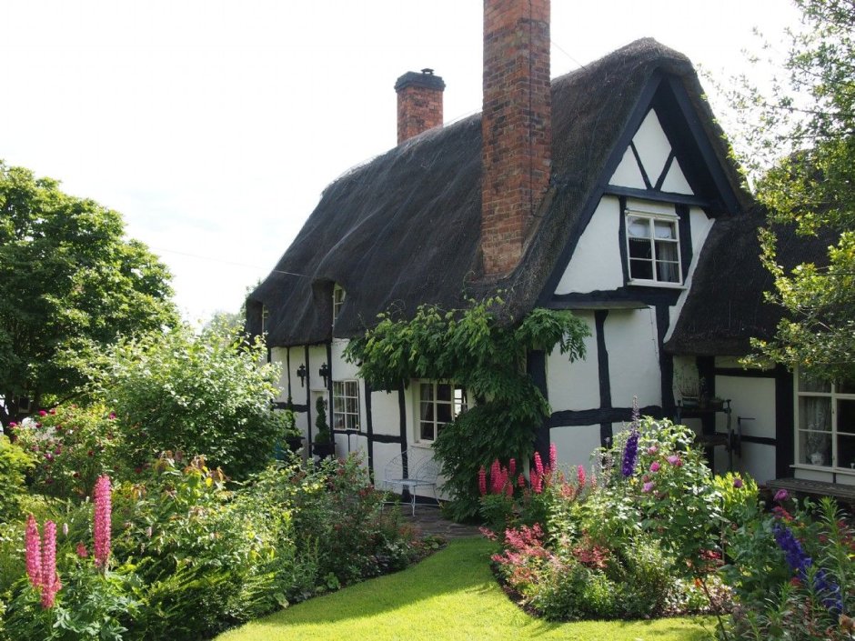 Старинный английский дом Тюдор с садом