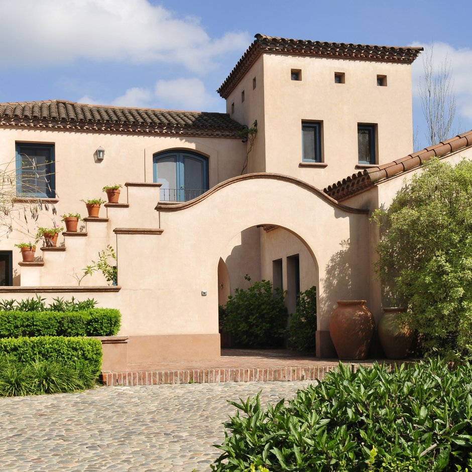 Испанский дом с черепицей