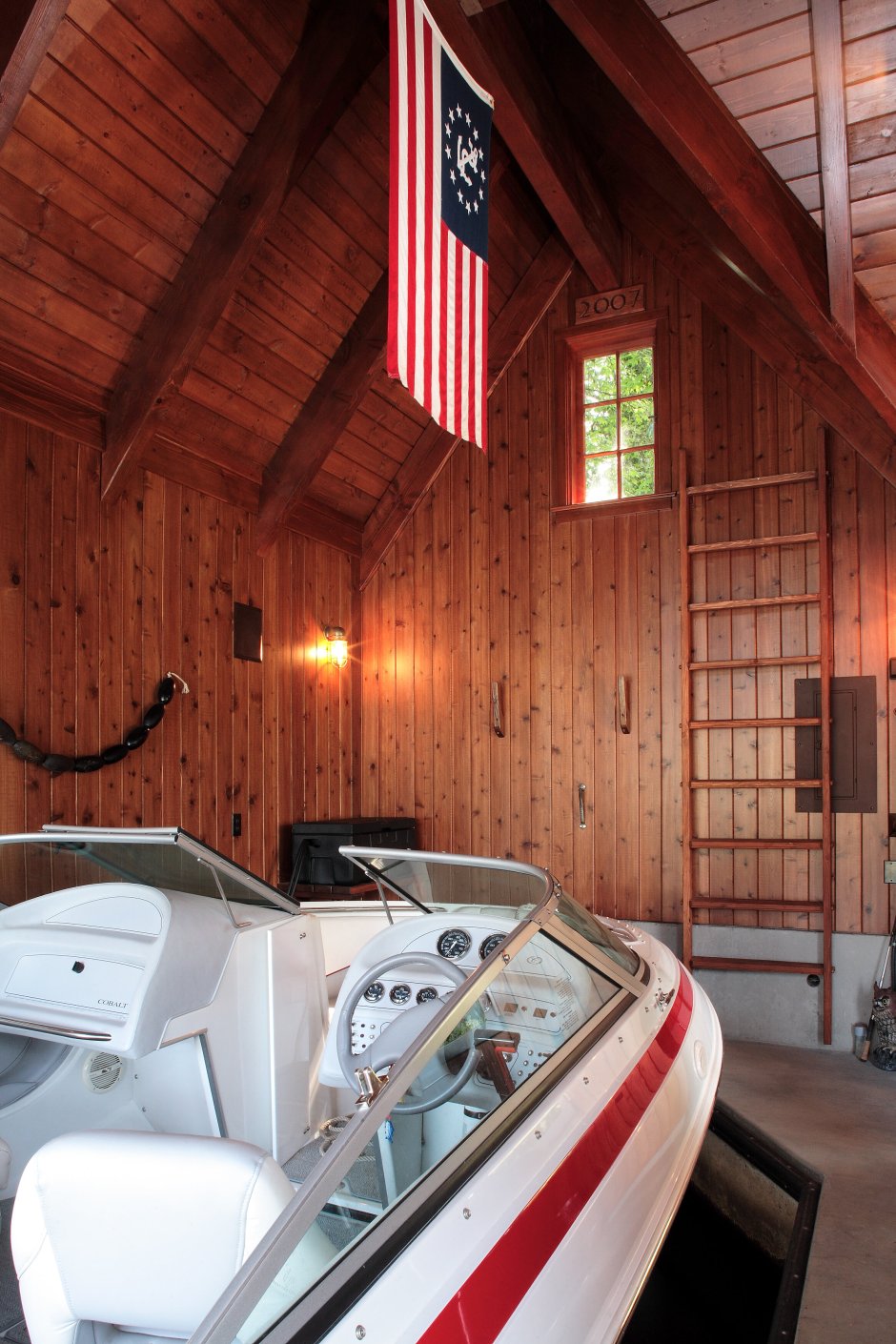 Дом с гаражом для лодки