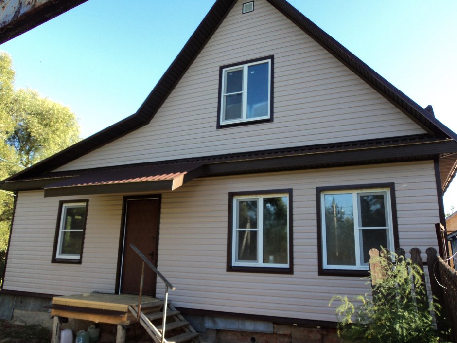 Деревенский дом обшитый сайдингом