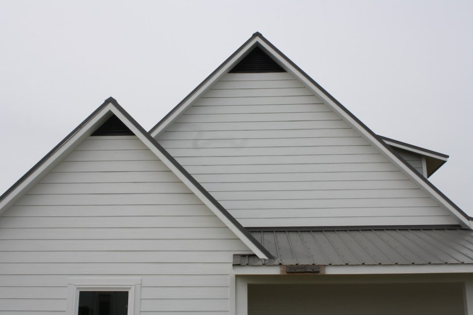 Сайдинг фронтона двухскатной крыши