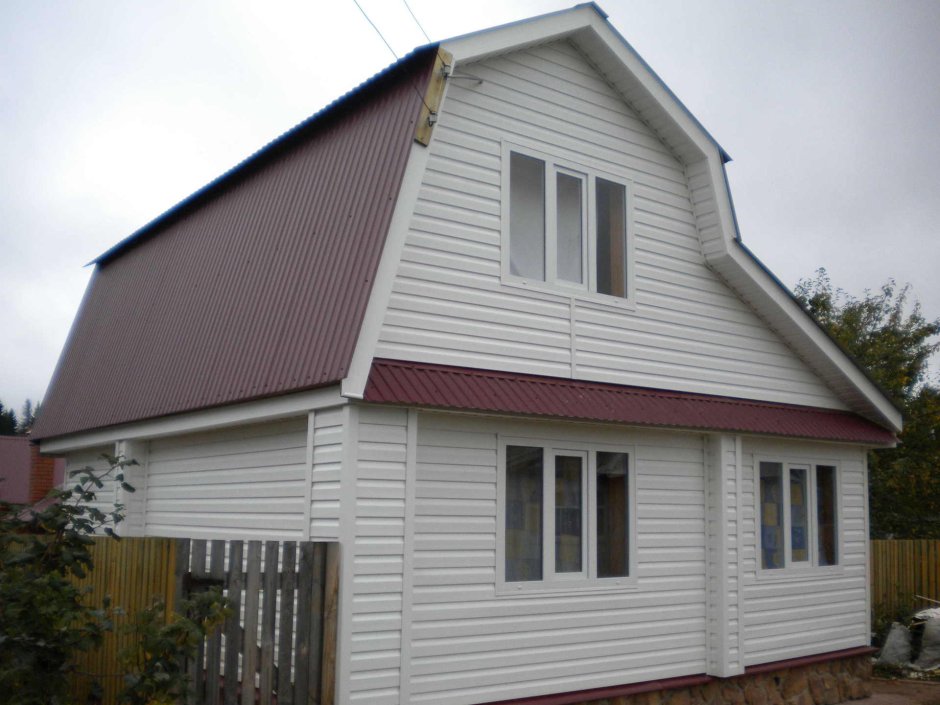 Дом с мансардой обшитый сайдингом