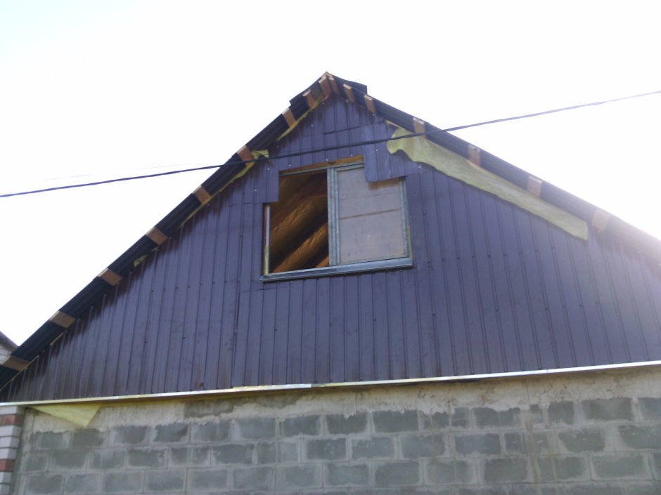 Фронтон крыши из профнастила