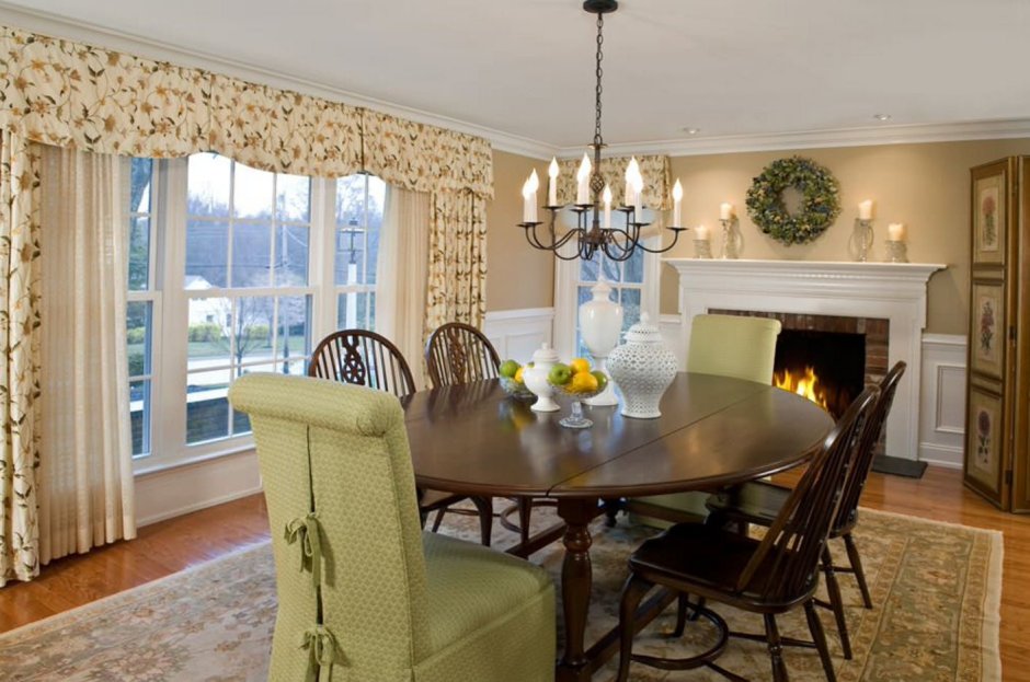 Гостиная с круглым столом и камином