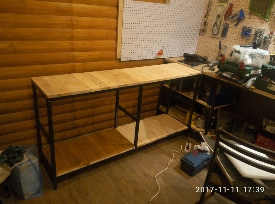 Угловой стол в гараж