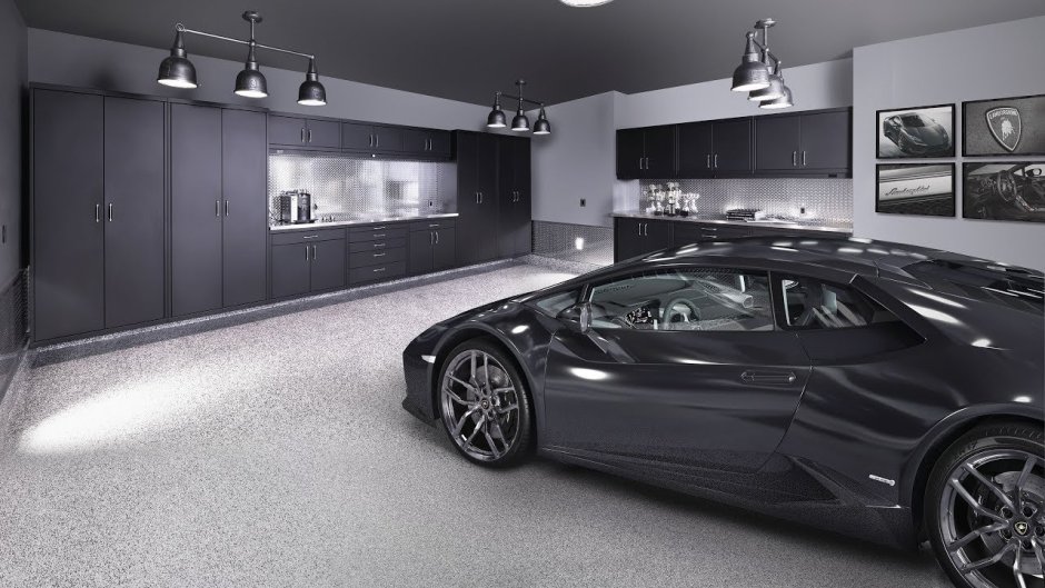 Черные авто в гараже