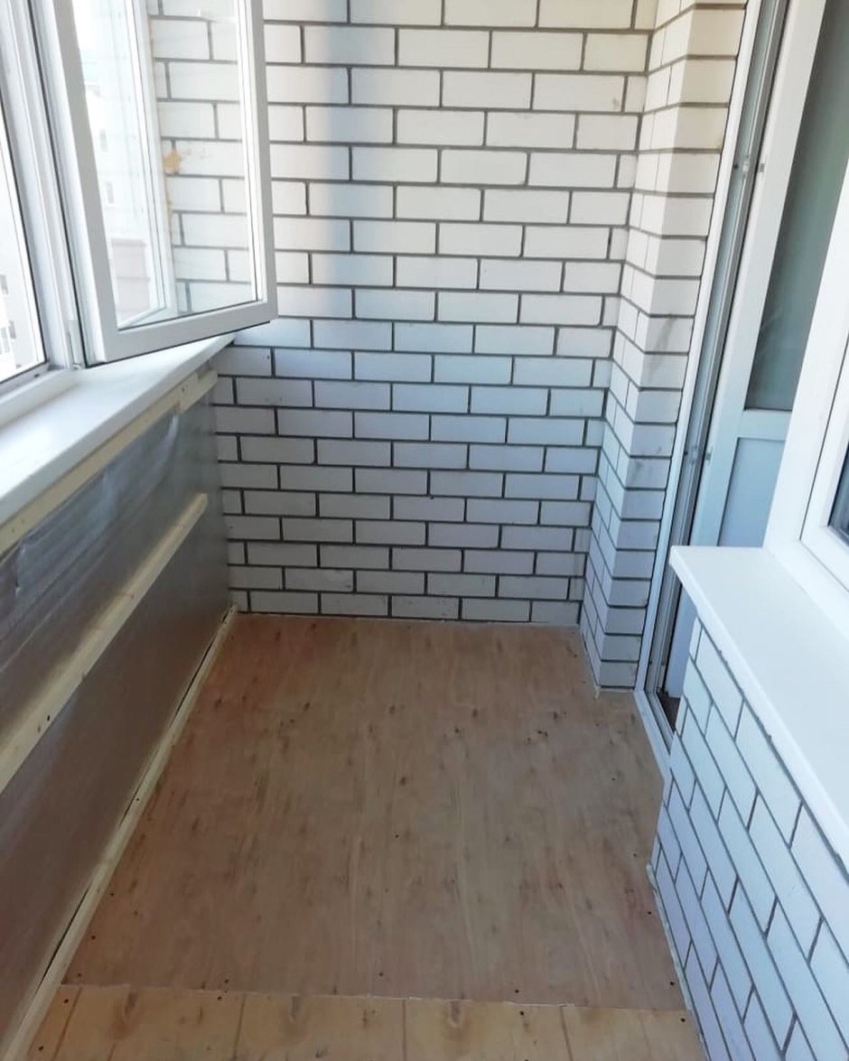 Светлая отделка балкона ПВХ панелями