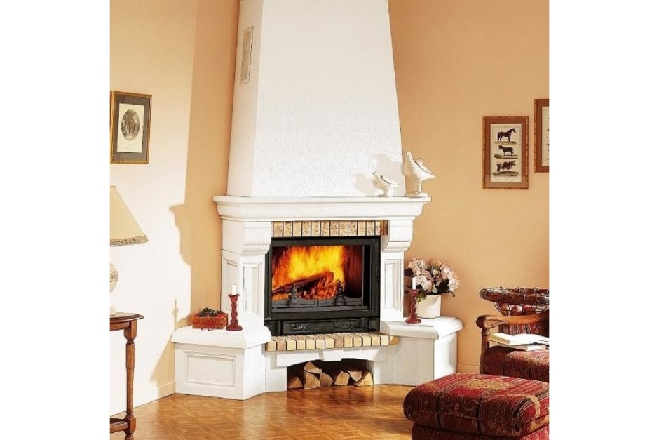 Угловой камин в интерьере гостиной