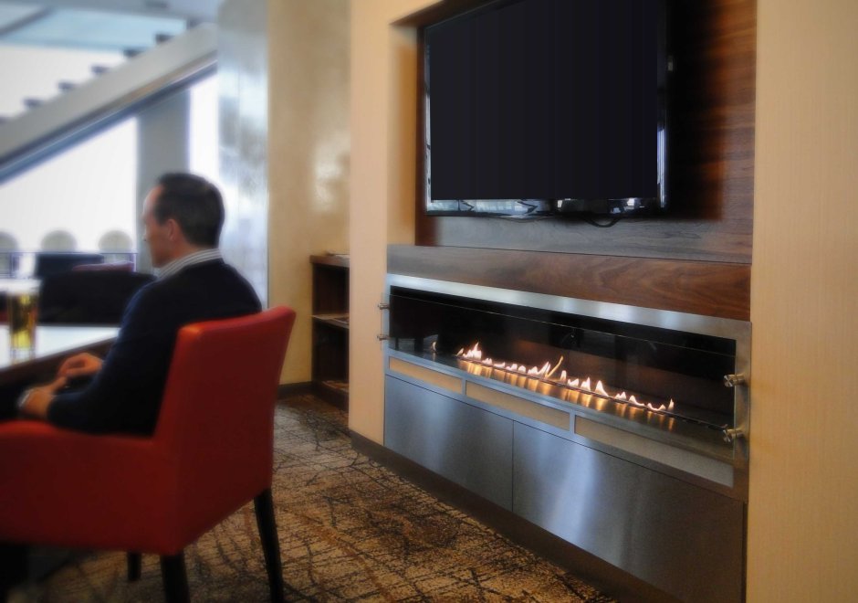 Биокамин в доме и телевизор