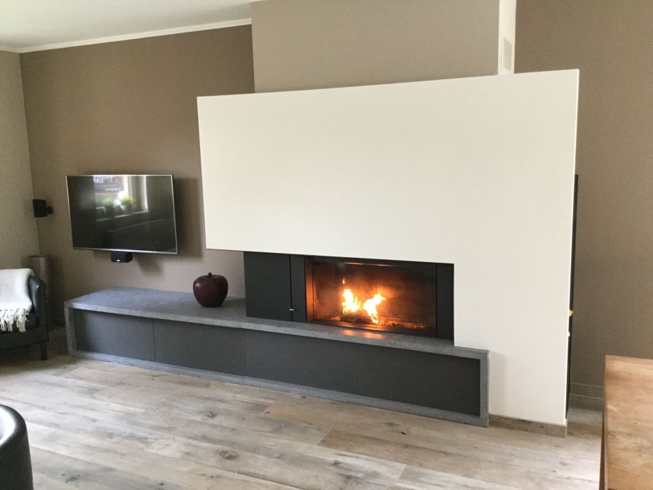 Камин сбоку от телевизора