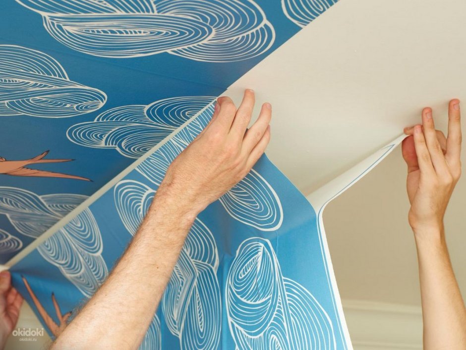 Оклейка потолка