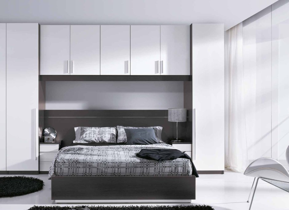 Спальный гарнитур с навесными шкафами над кроватью