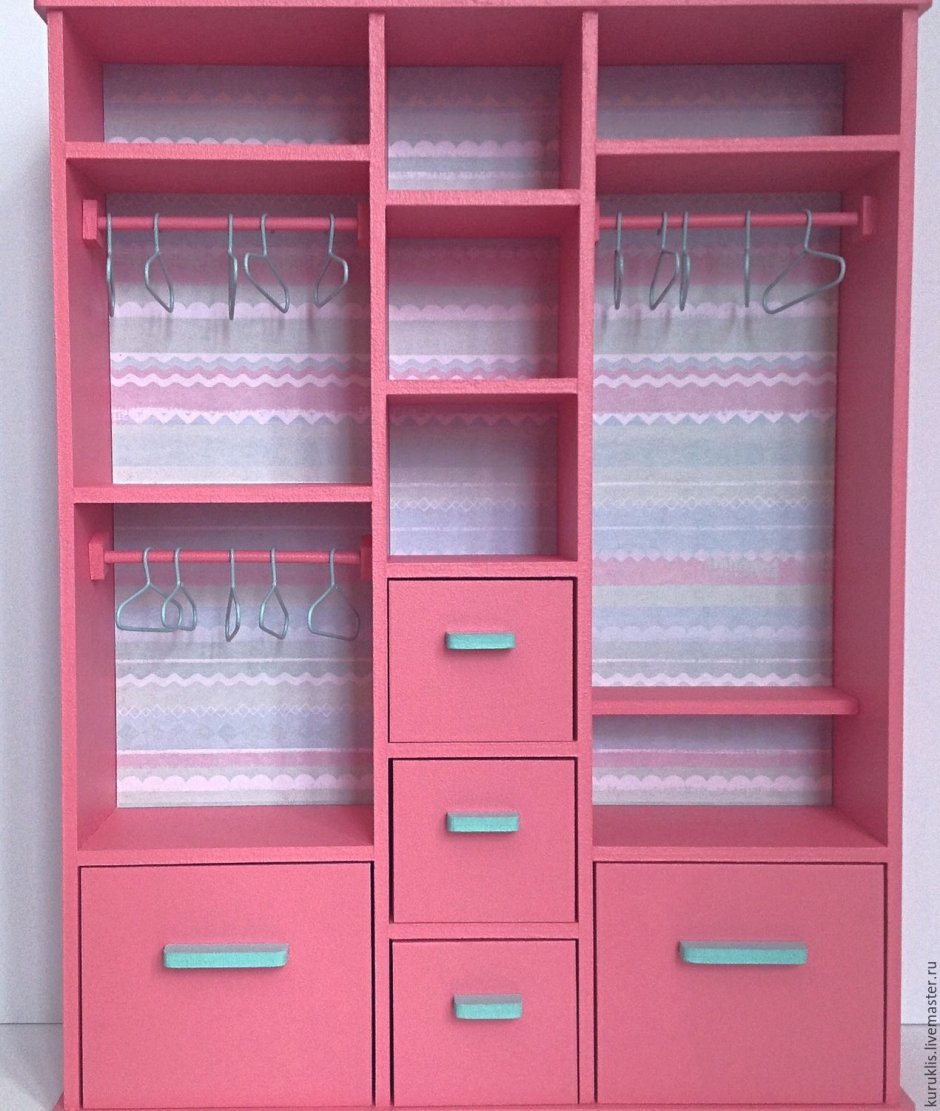 Розовый шкафчик для кукол