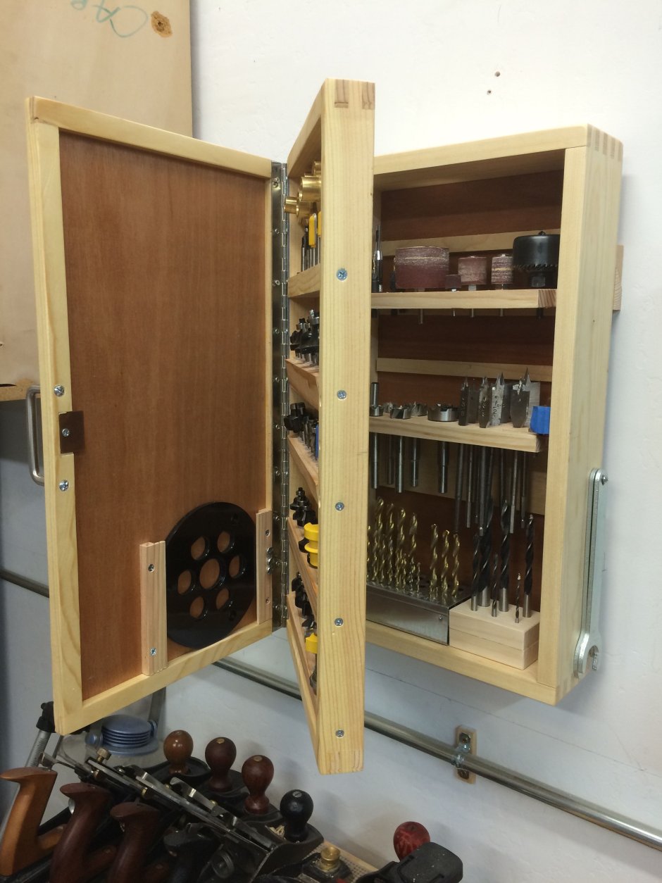 Шкаф для инструментов из дерева