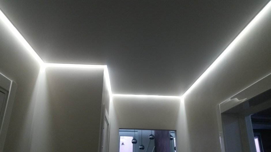 Натяжной потолок с подсветкой по периметру