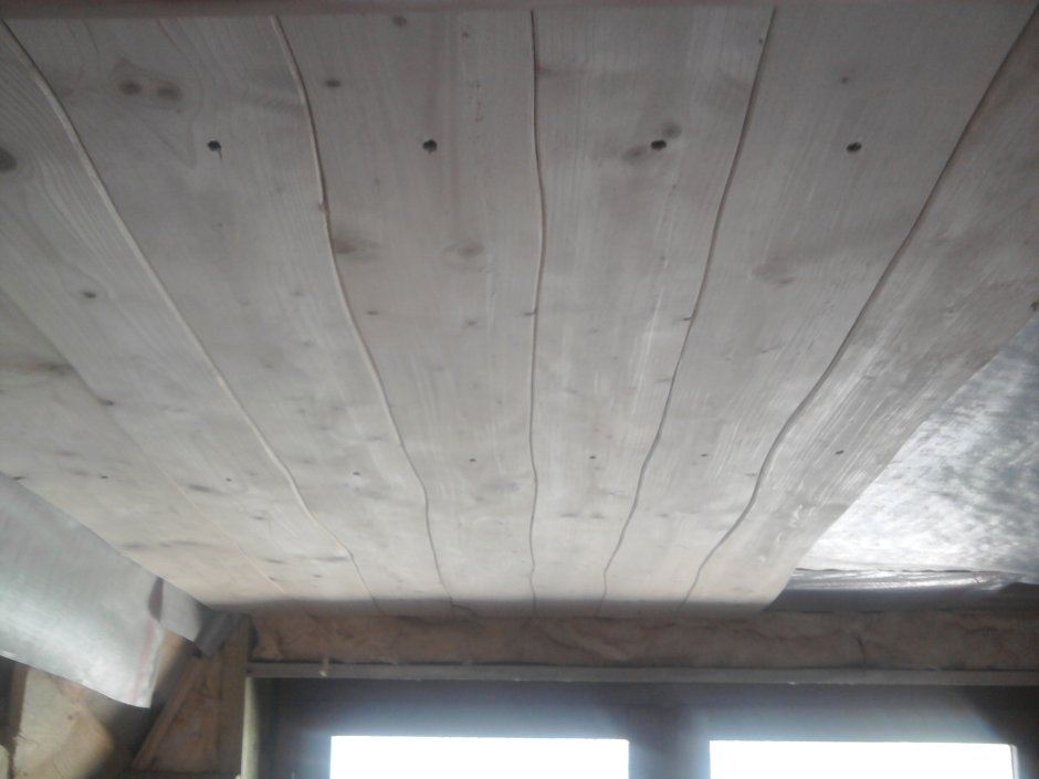 Потолок из необрезной доски