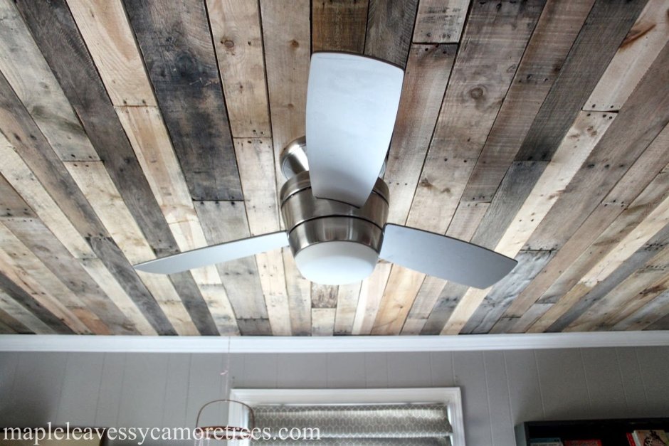 Амбарная доска на потолке