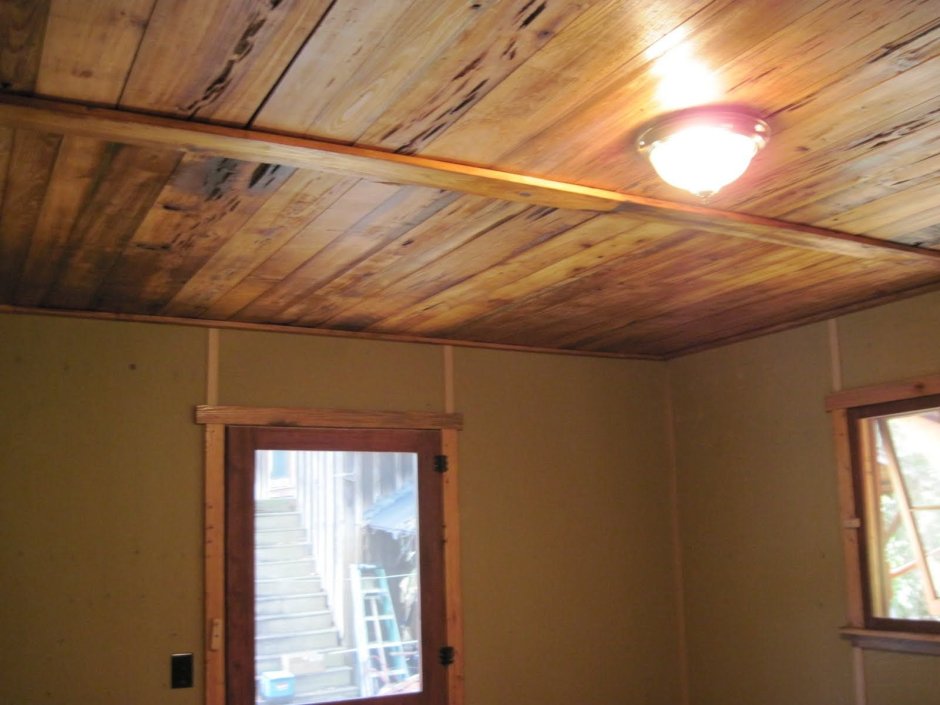 Потолок из шпунтованной доски