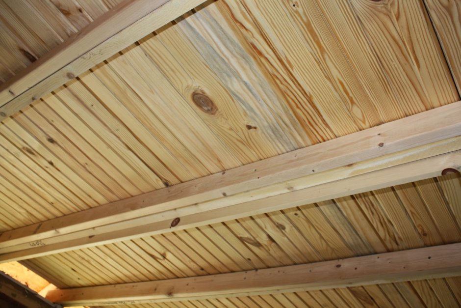 Потолок из строганной доски