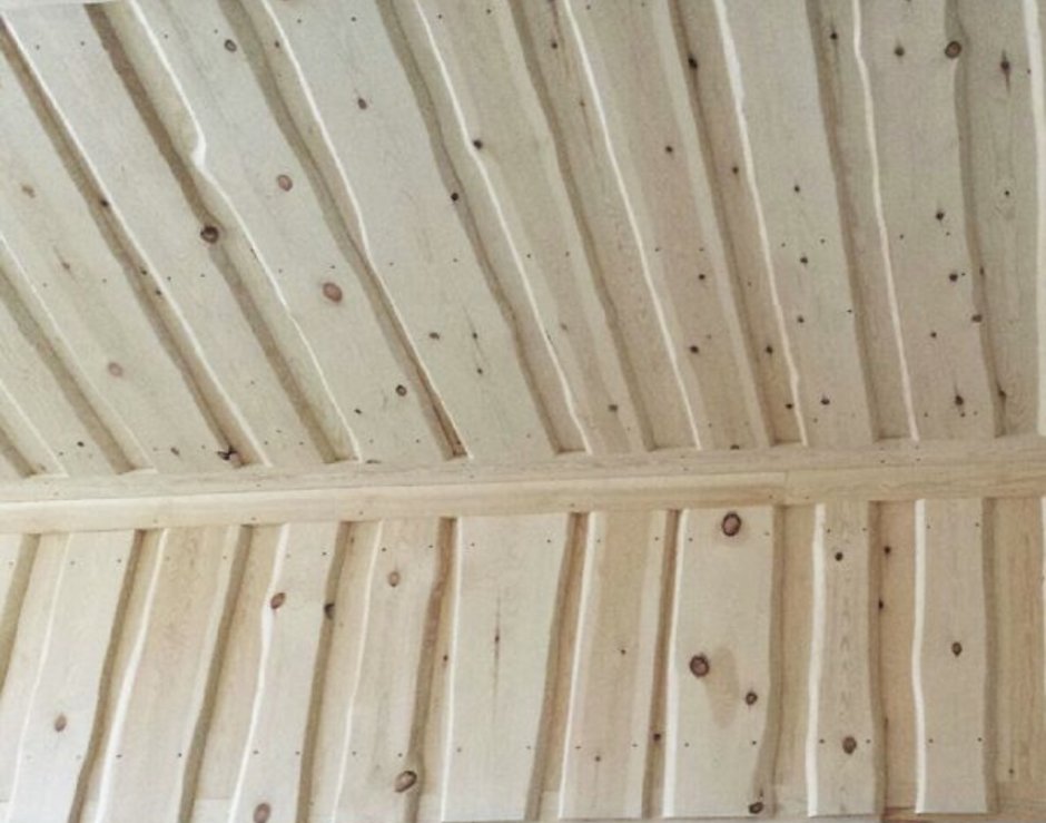 Обшивка потолка необрезной доской