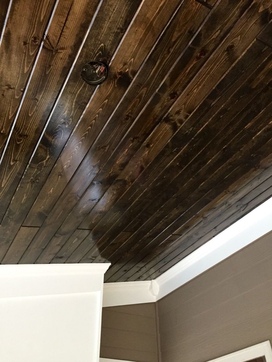 Потолок из строганной доски