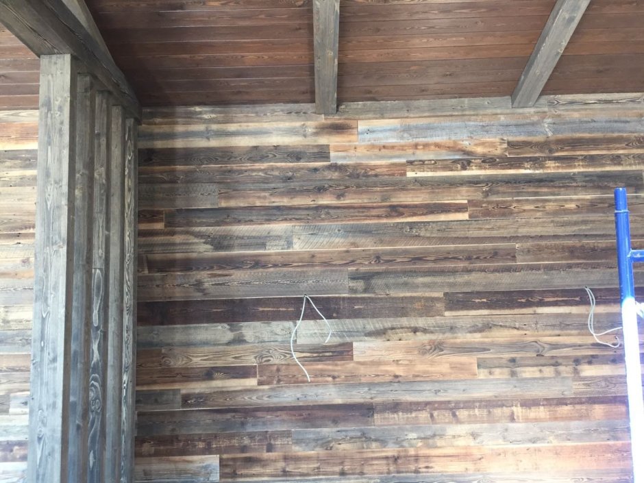 Стена из обрезной доски