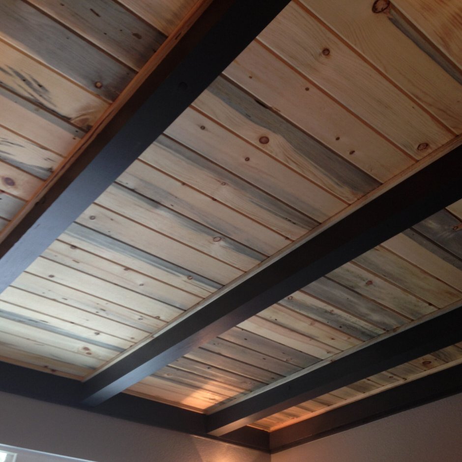 Потолок из деревянных досок