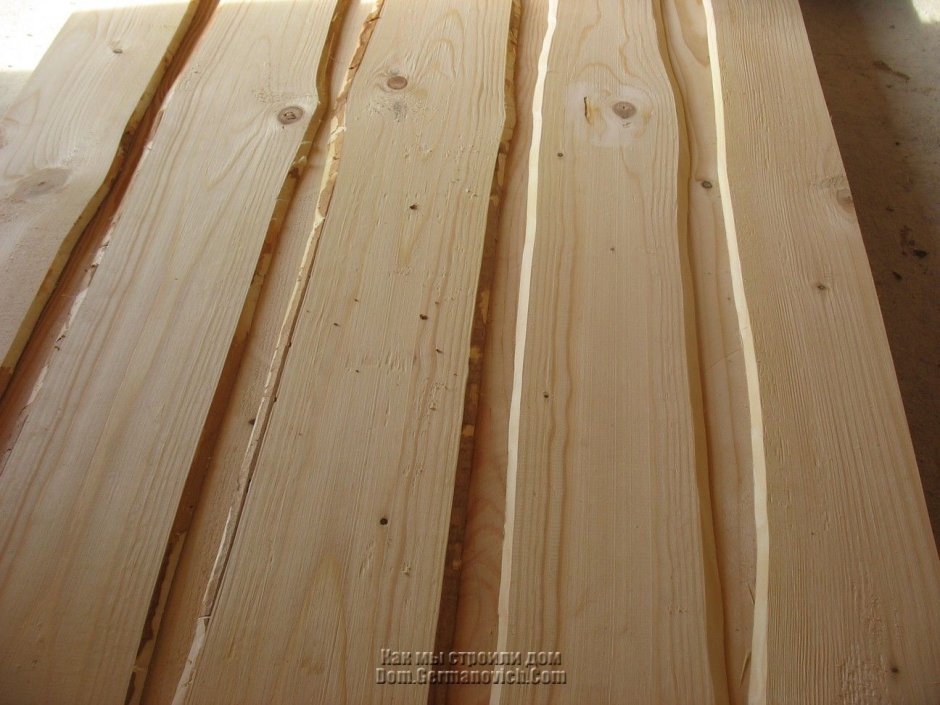 Потолок из обрезной доски внахлест