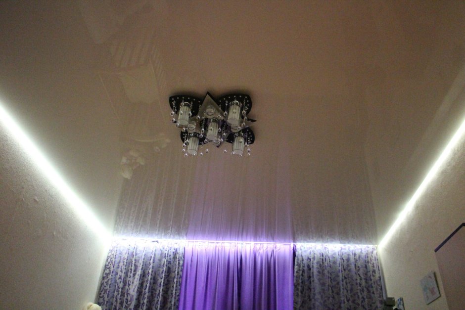 Парящий глянцевый потолок с подсветкой