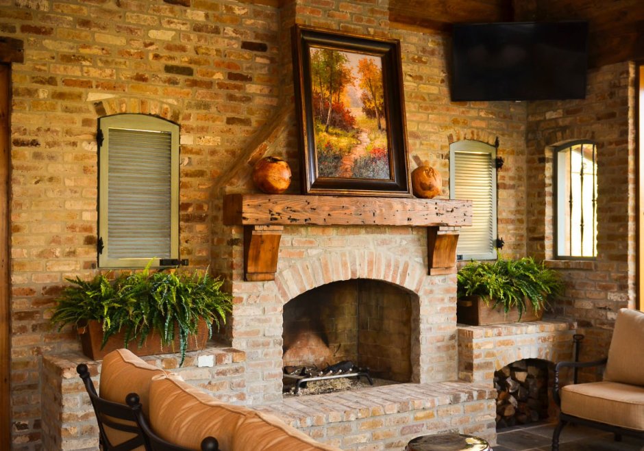 Камин в деревенском стиле