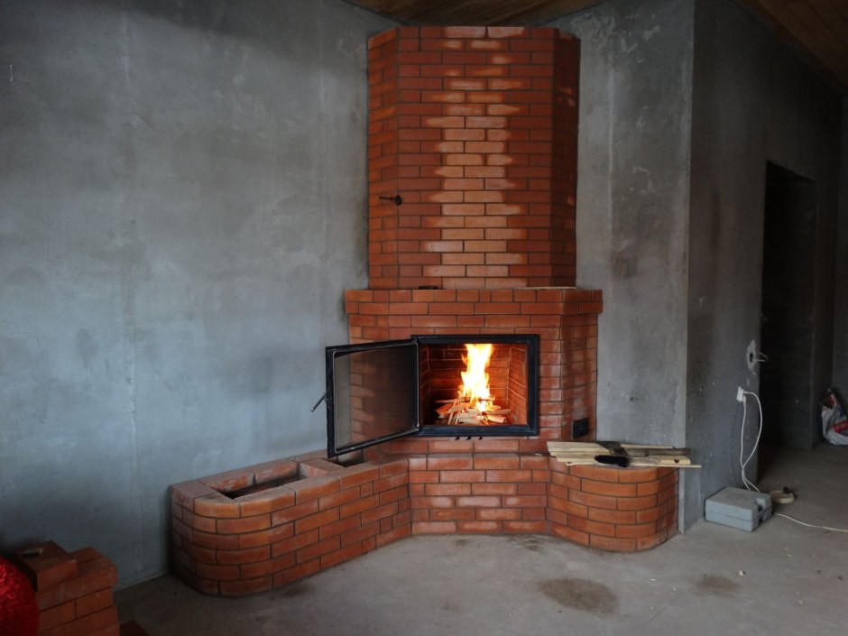 Угловой камин из кирпича