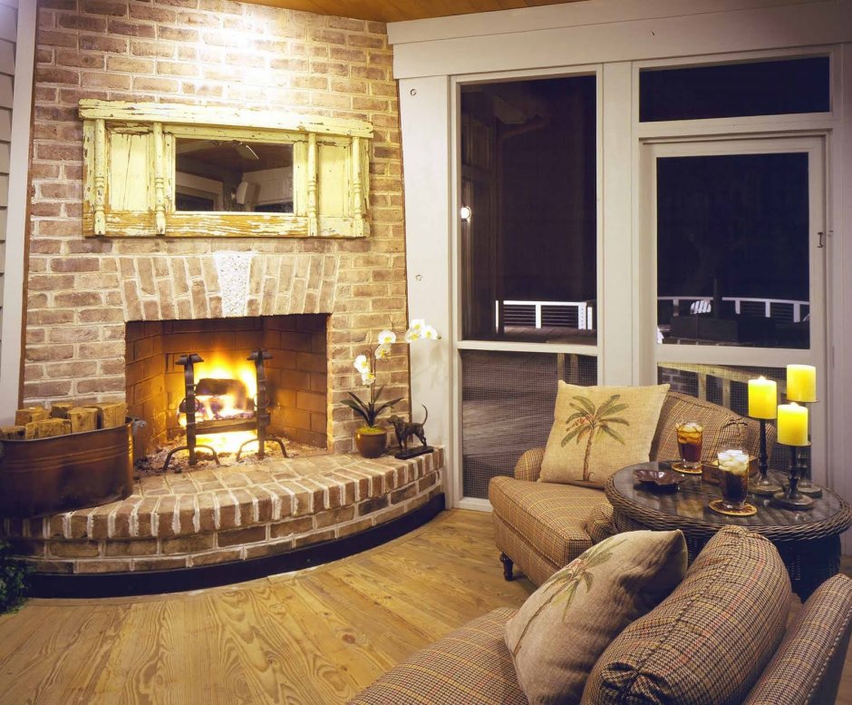 Камин в доме из кирпича